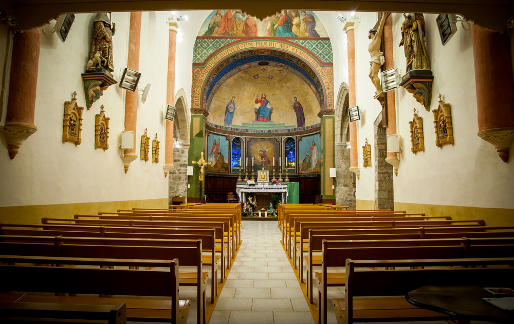 Vue sur l'autel de l'église Saint-Pierre-aux-liens restauré